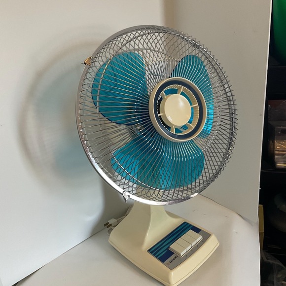 Vintage Tatung 3-Speed Desk Fan Mod# LD-12 Works Breeze Cool Clear Blue Blades